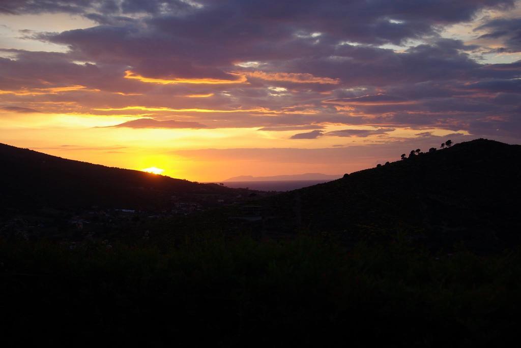 Sulle Onde Della Collina Villa มอนเตกอริเช ภายนอก รูปภาพ